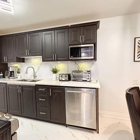 Super Luxury Family Home - 3 Bedrooms, 1 Full Bathroom And 1 Half Washroom With Free Parking, Wifi, Netflix Toronto Extérieur photo