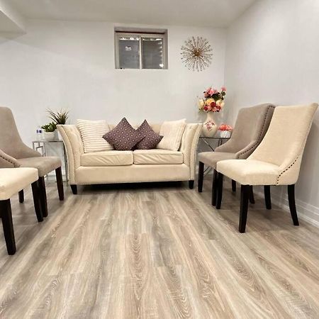 Super Luxury Family Home - 3 Bedrooms, 1 Full Bathroom And 1 Half Washroom With Free Parking, Wifi, Netflix Toronto Extérieur photo