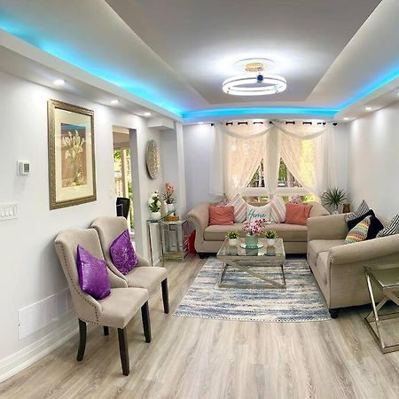 Super Luxury Family Home - 3 Bedrooms, 1 Full Bathroom And 1 Half Washroom With Free Parking, Wifi, Netflix Toronto Extérieur photo