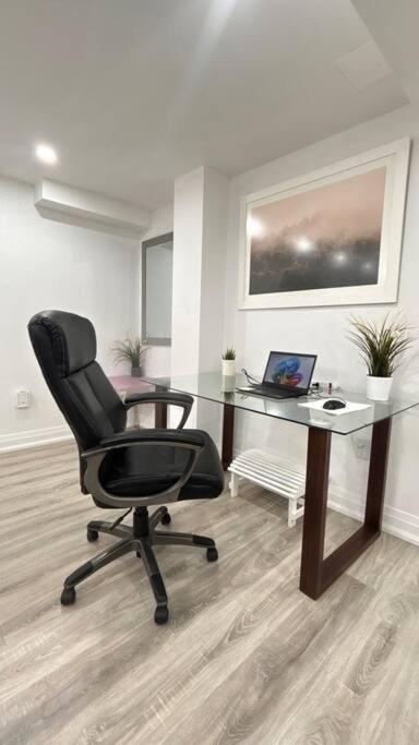 Super Luxury Family Home - 3 Bedrooms, 1 Full Bathroom And 1 Half Washroom With Free Parking, Wifi, Netflix Toronto Extérieur photo