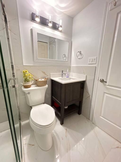 Super Luxury Family Home - 3 Bedrooms, 1 Full Bathroom And 1 Half Washroom With Free Parking, Wifi, Netflix Toronto Extérieur photo