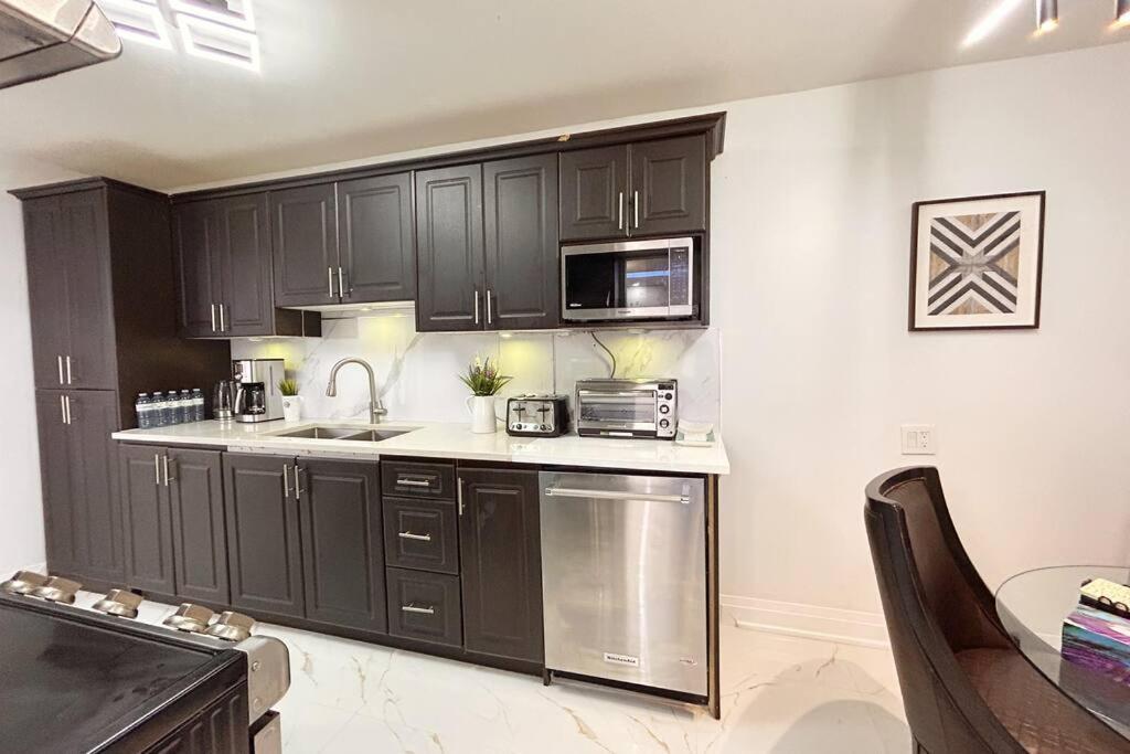 Super Luxury Family Home - 3 Bedrooms, 1 Full Bathroom And 1 Half Washroom With Free Parking, Wifi, Netflix Toronto Extérieur photo