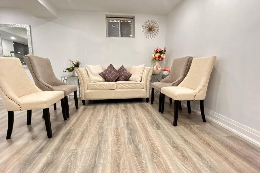 Super Luxury Family Home - 3 Bedrooms, 1 Full Bathroom And 1 Half Washroom With Free Parking, Wifi, Netflix Toronto Extérieur photo