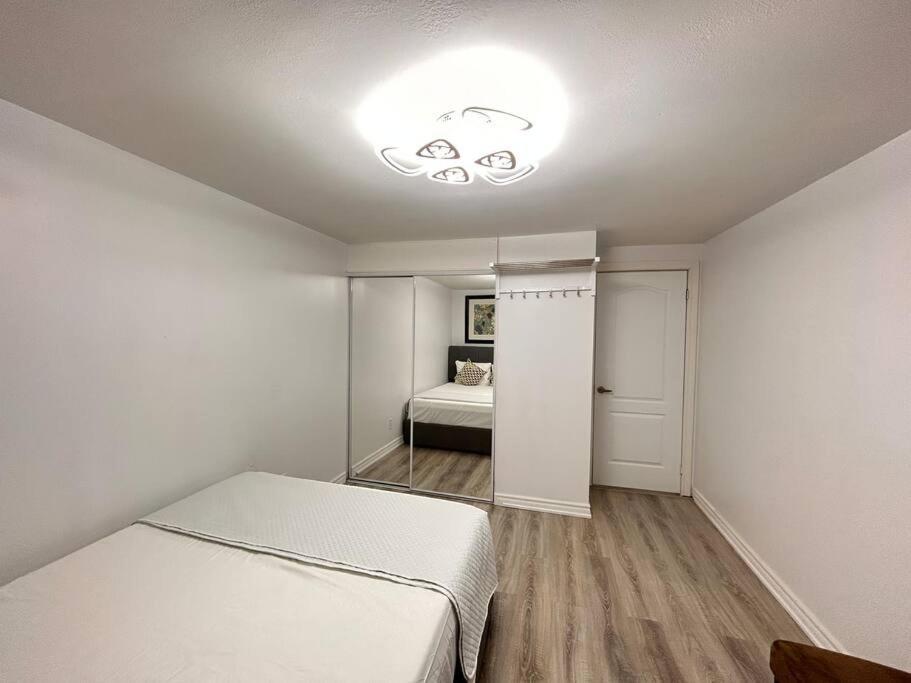 Super Luxury Family Home - 3 Bedrooms, 1 Full Bathroom And 1 Half Washroom With Free Parking, Wifi, Netflix Toronto Extérieur photo