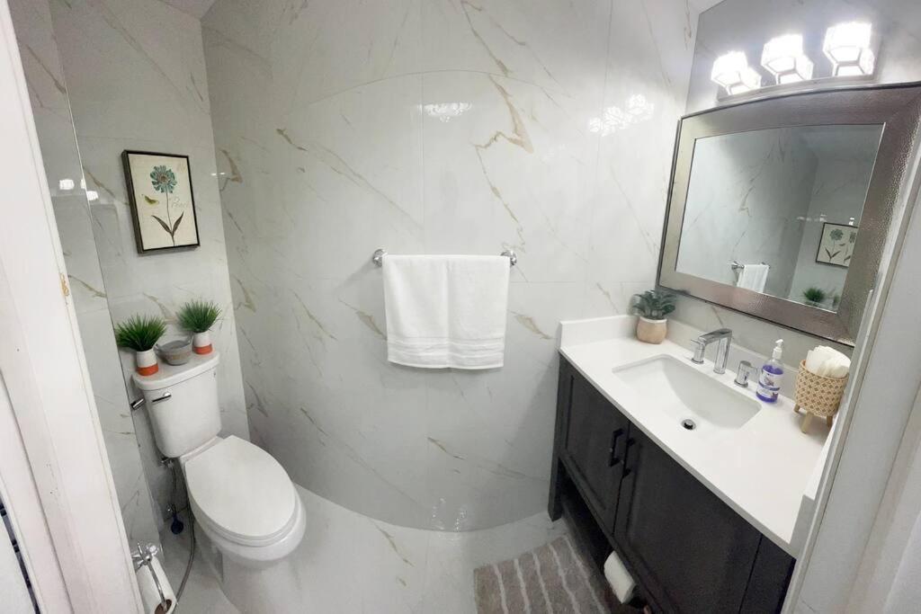 Super Luxury Family Home - 3 Bedrooms, 1 Full Bathroom And 1 Half Washroom With Free Parking, Wifi, Netflix Toronto Extérieur photo