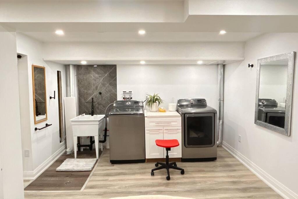 Super Luxury Family Home - 3 Bedrooms, 1 Full Bathroom And 1 Half Washroom With Free Parking, Wifi, Netflix Toronto Extérieur photo