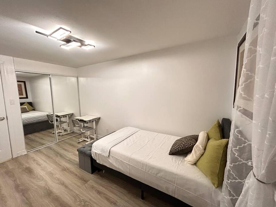 Super Luxury Family Home - 3 Bedrooms, 1 Full Bathroom And 1 Half Washroom With Free Parking, Wifi, Netflix Toronto Extérieur photo