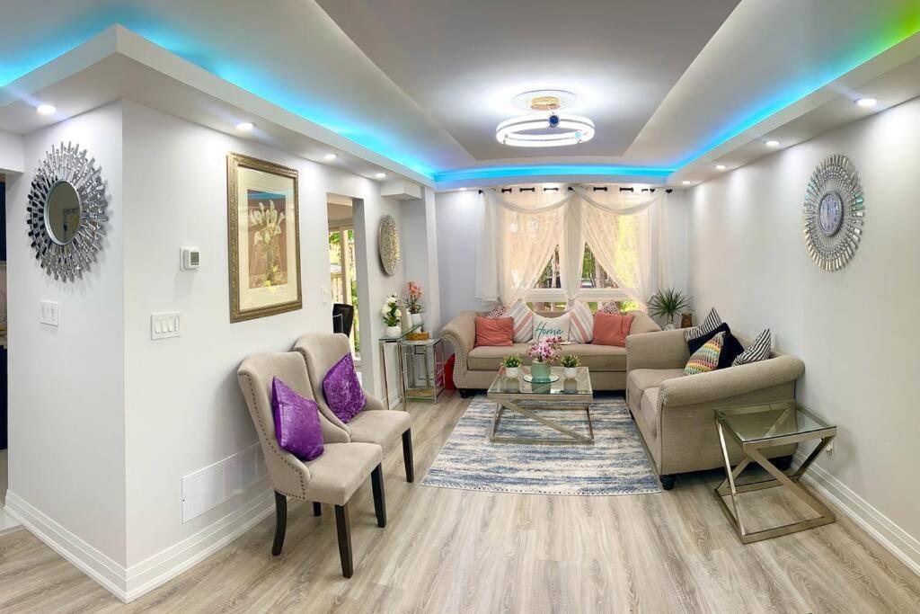 Super Luxury Family Home - 3 Bedrooms, 1 Full Bathroom And 1 Half Washroom With Free Parking, Wifi, Netflix Toronto Extérieur photo