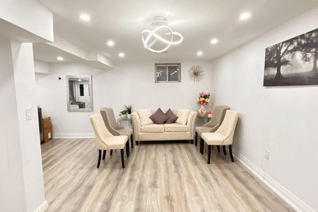 Super Luxury Family Home - 3 Bedrooms, 1 Full Bathroom And 1 Half Washroom With Free Parking, Wifi, Netflix Toronto Extérieur photo