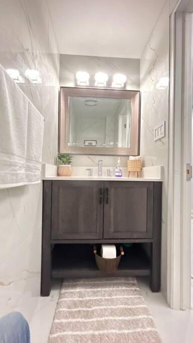 Super Luxury Family Home - 3 Bedrooms, 1 Full Bathroom And 1 Half Washroom With Free Parking, Wifi, Netflix Toronto Extérieur photo