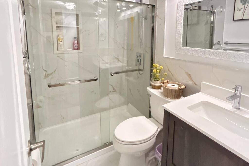 Super Luxury Family Home - 3 Bedrooms, 1 Full Bathroom And 1 Half Washroom With Free Parking, Wifi, Netflix Toronto Extérieur photo