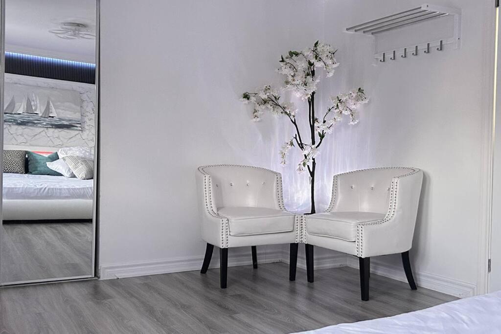 Super Luxury Family Home - 3 Bedrooms, 1 Full Bathroom And 1 Half Washroom With Free Parking, Wifi, Netflix Toronto Extérieur photo