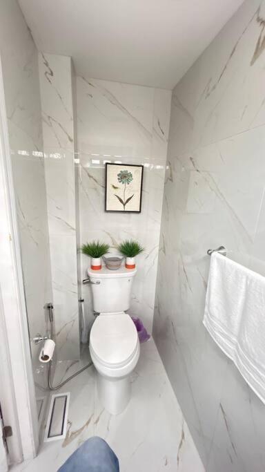 Super Luxury Family Home - 3 Bedrooms, 1 Full Bathroom And 1 Half Washroom With Free Parking, Wifi, Netflix Toronto Extérieur photo