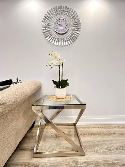 Super Luxury Family Home - 3 Bedrooms, 1 Full Bathroom And 1 Half Washroom With Free Parking, Wifi, Netflix Toronto Extérieur photo