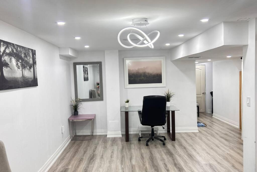 Super Luxury Family Home - 3 Bedrooms, 1 Full Bathroom And 1 Half Washroom With Free Parking, Wifi, Netflix Toronto Extérieur photo