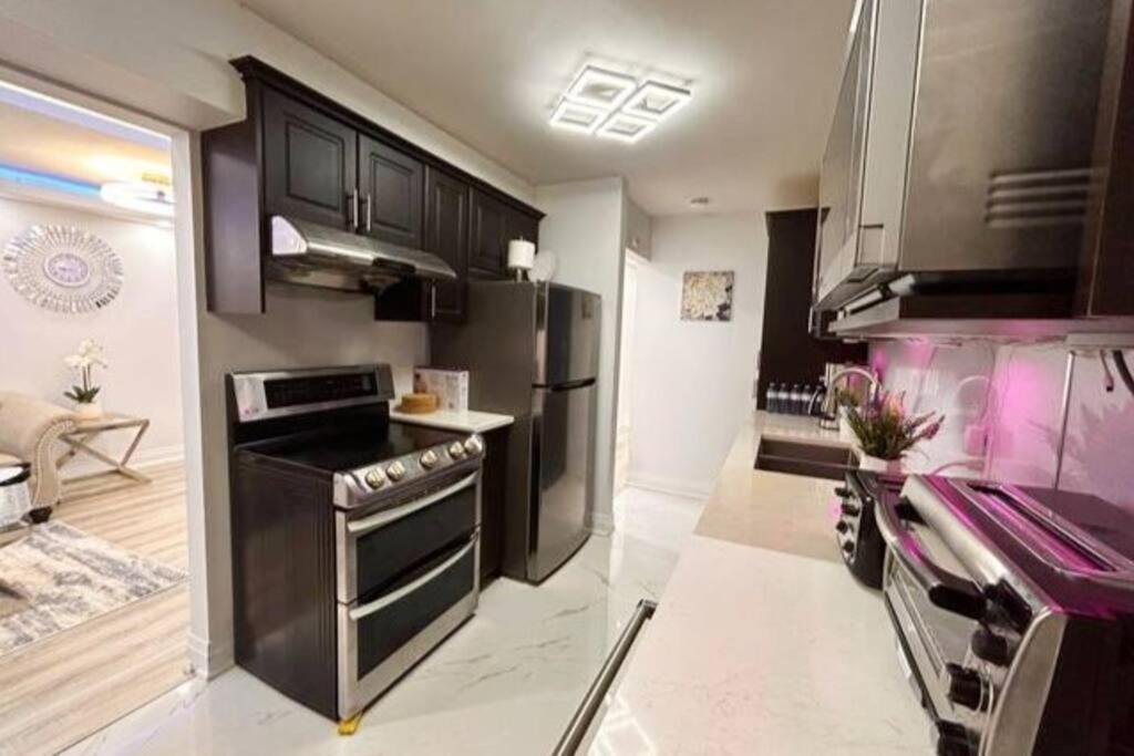 Super Luxury Family Home - 3 Bedrooms, 1 Full Bathroom And 1 Half Washroom With Free Parking, Wifi, Netflix Toronto Extérieur photo