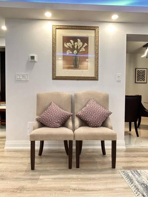 Super Luxury Family Home - 3 Bedrooms, 1 Full Bathroom And 1 Half Washroom With Free Parking, Wifi, Netflix Toronto Extérieur photo