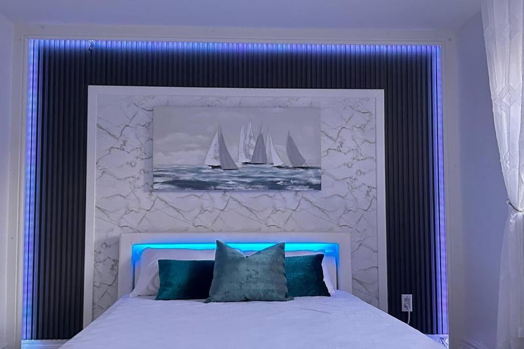 Super Luxury Family Home - 3 Bedrooms, 1 Full Bathroom And 1 Half Washroom With Free Parking, Wifi, Netflix Toronto Extérieur photo