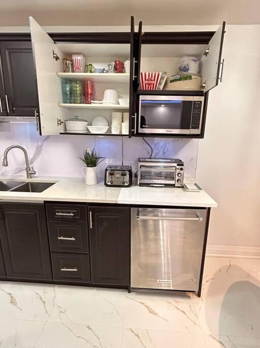 Super Luxury Family Home - 3 Bedrooms, 1 Full Bathroom And 1 Half Washroom With Free Parking, Wifi, Netflix Toronto Extérieur photo
