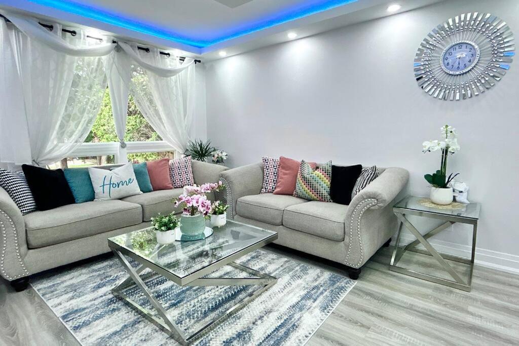 Super Luxury Family Home - 3 Bedrooms, 1 Full Bathroom And 1 Half Washroom With Free Parking, Wifi, Netflix Toronto Extérieur photo